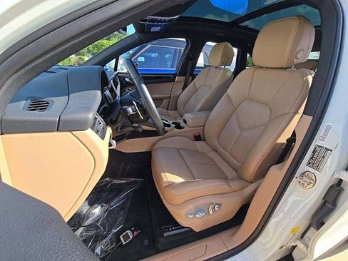 Used 2023 Porsche Macan Turbo image 5