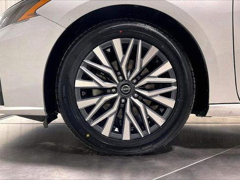 Used 2023 Nissan Altima 2.5 SV image 9