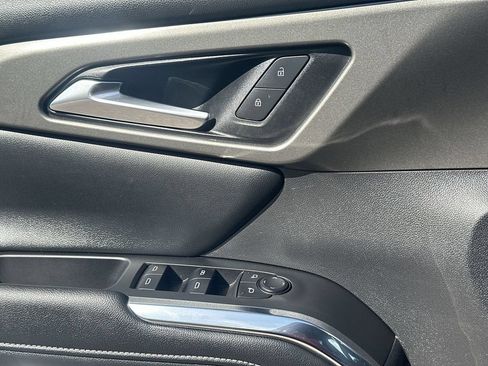 Used 2025 Chevrolet Traverse LT FWD image 29