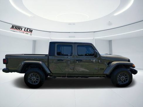 New 2025 Jeep Gladiator Sport image 2