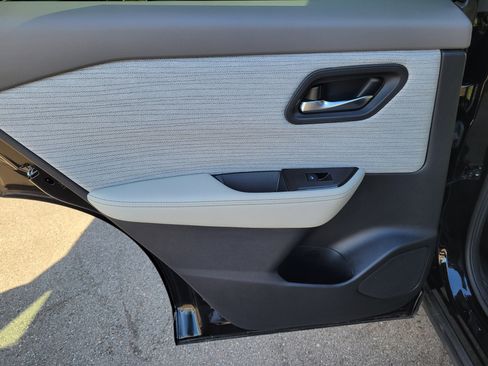 Used 2023 Nissan Rogue SV image 12