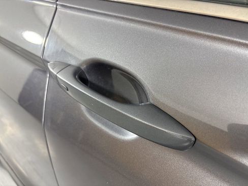 Used 2024 Volkswagen Tiguan SE image 12