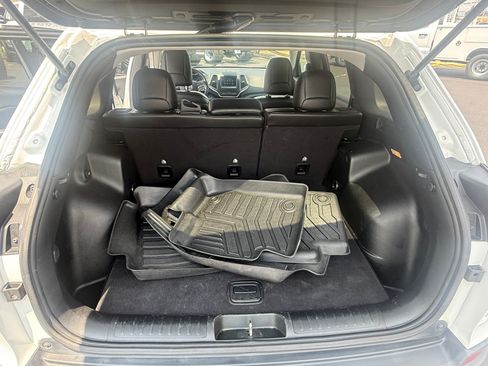 Used 2019 Jeep Cherokee Latitude Plus FWD image 15