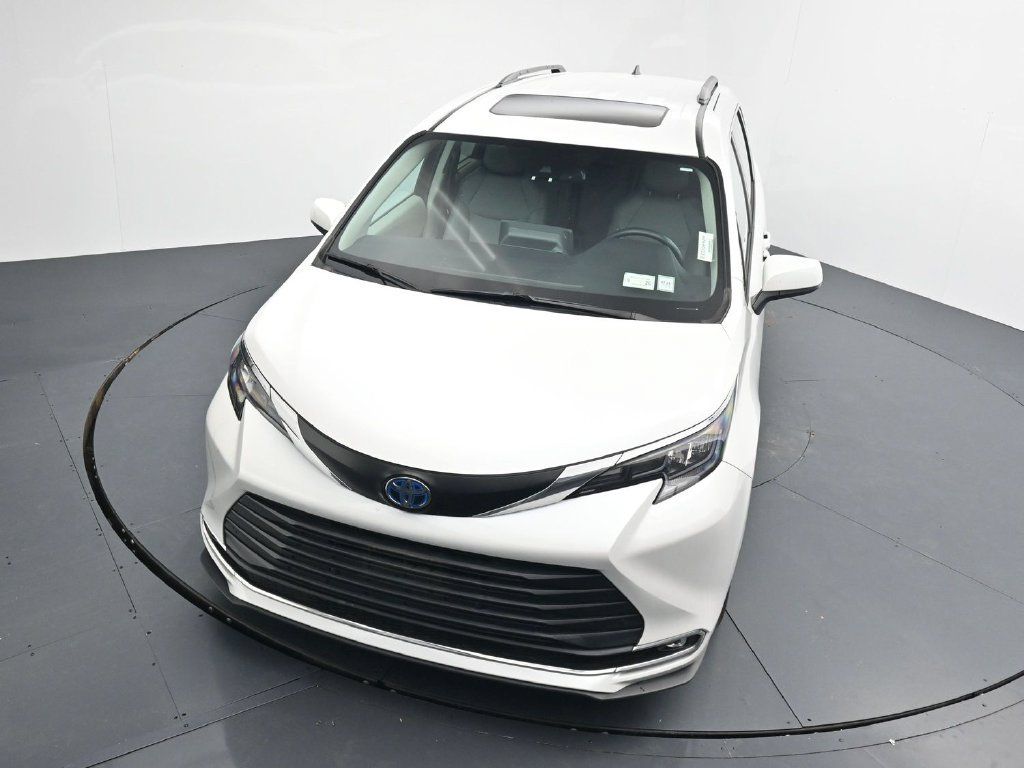 Used 2024 Toyota Sienna XLE FWD image 11