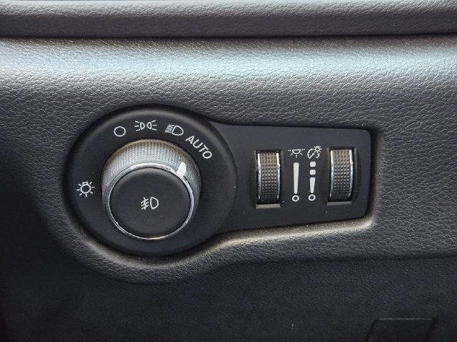 Certified 2025 Chrysler Pacifica Select FWD image 21