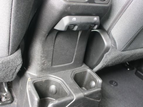 Used 2025 Jeep Wrangler Willys AWD/4WD image 17