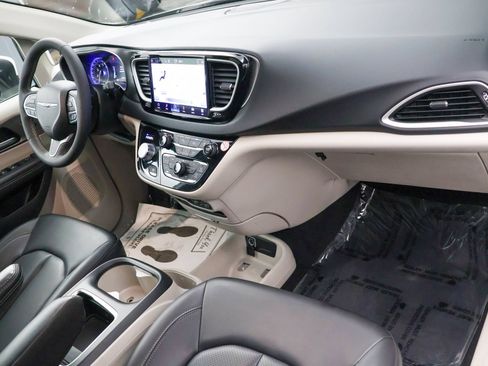 Used 2023 Chrysler Pacifica Touring-L FWD image 31