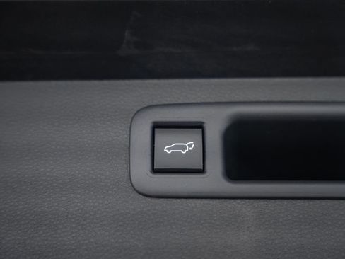 Used 2023 Toyota Highlander XLE AWD/4WD image 11