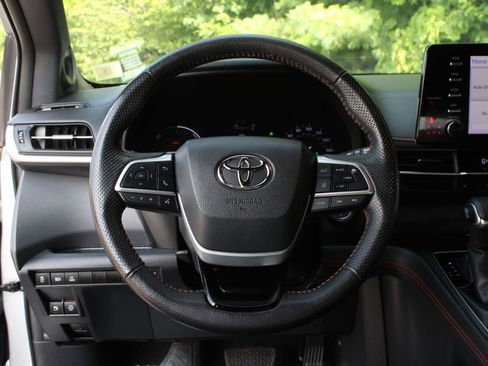Used 2022 Toyota Sienna XSE w/ XSE Plus Package AWD/4WD image 11