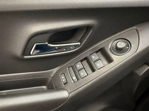 Used 2020 Chevrolet Trax LT w/ LT Convenience Package image 11