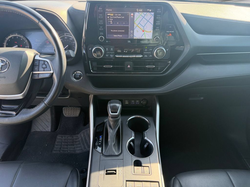 Used 2022 Toyota Highlander XSE FWD image 25