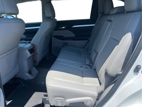 Used 2019 Toyota Highlander XLE FWD image 7