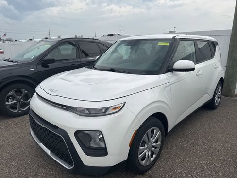 Used 2022 Kia Soul LX image 2