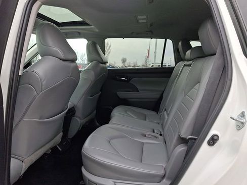 Used 2021 Toyota Highlander XLE image 10