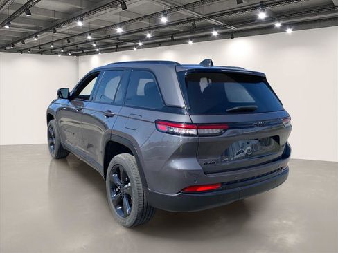 Used 2023 Jeep Grand Cherokee Altitude AWD/4WD image 5