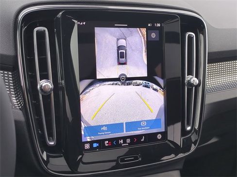 Used 2025 Volvo XC40 B5 Plus image 12