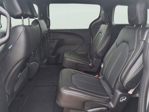New 2026 Chrysler Pacifica Select image 11