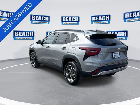 Used 2025 Chevrolet Trax LT w/ LT Convenience Package FWD image 6