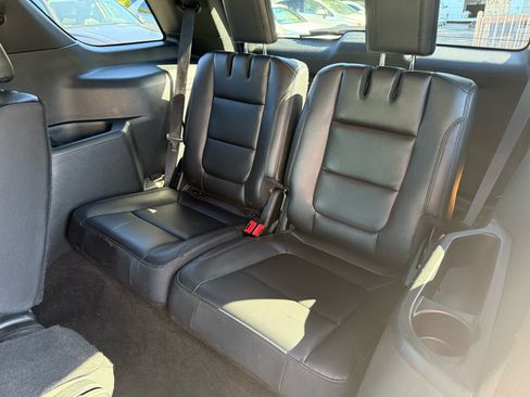 Used 2018 Ford Explorer XLT w/ Equipment Group 202A FWD image 12
