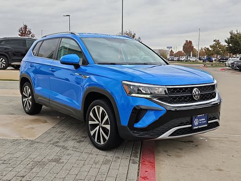 Certified 2022 Volkswagen Taos SE image 4