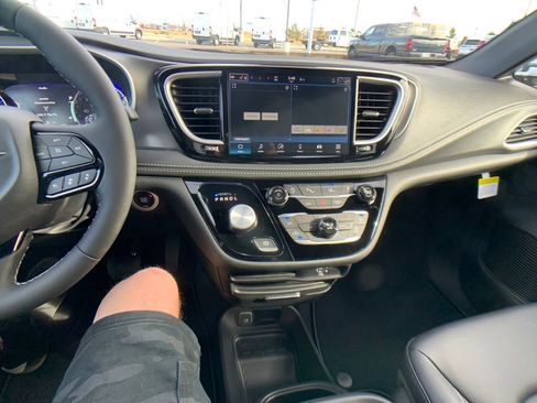 New 2026 Chrysler Pacifica Select AWD/4WD image 17