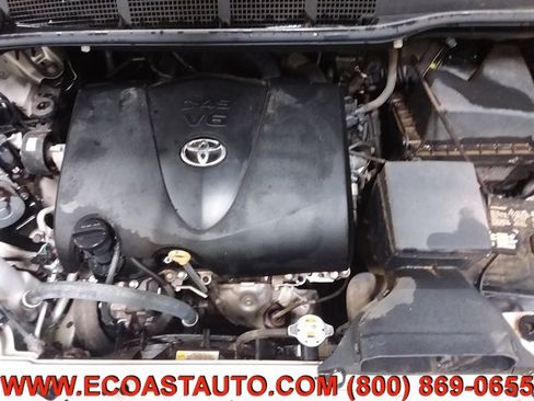 Used 2017 Toyota Sienna Limited image 9