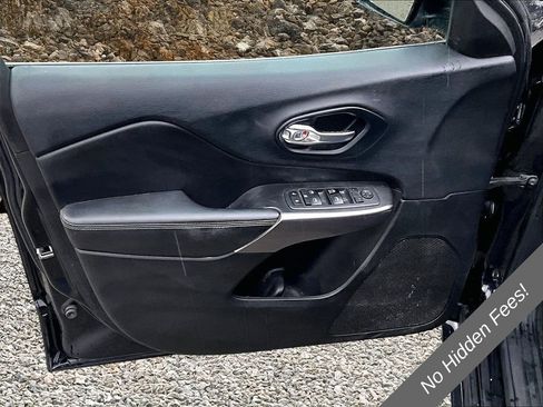 Used 2019 Jeep Cherokee Latitude w/ Cold Weather Group AWD/4WD image 21