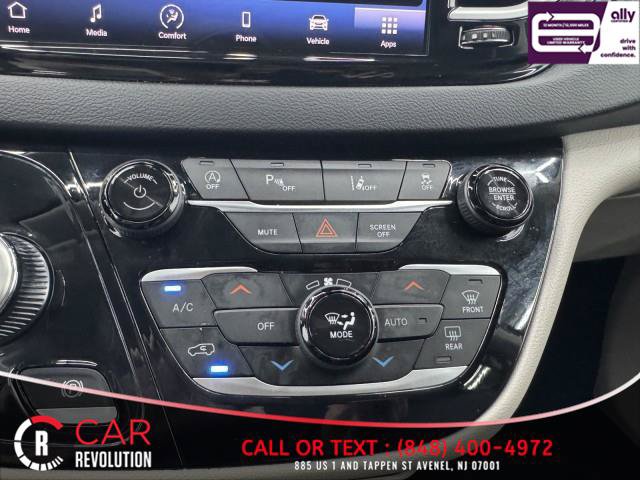 Used 2023 Chrysler Pacifica Touring-L FWD image 34