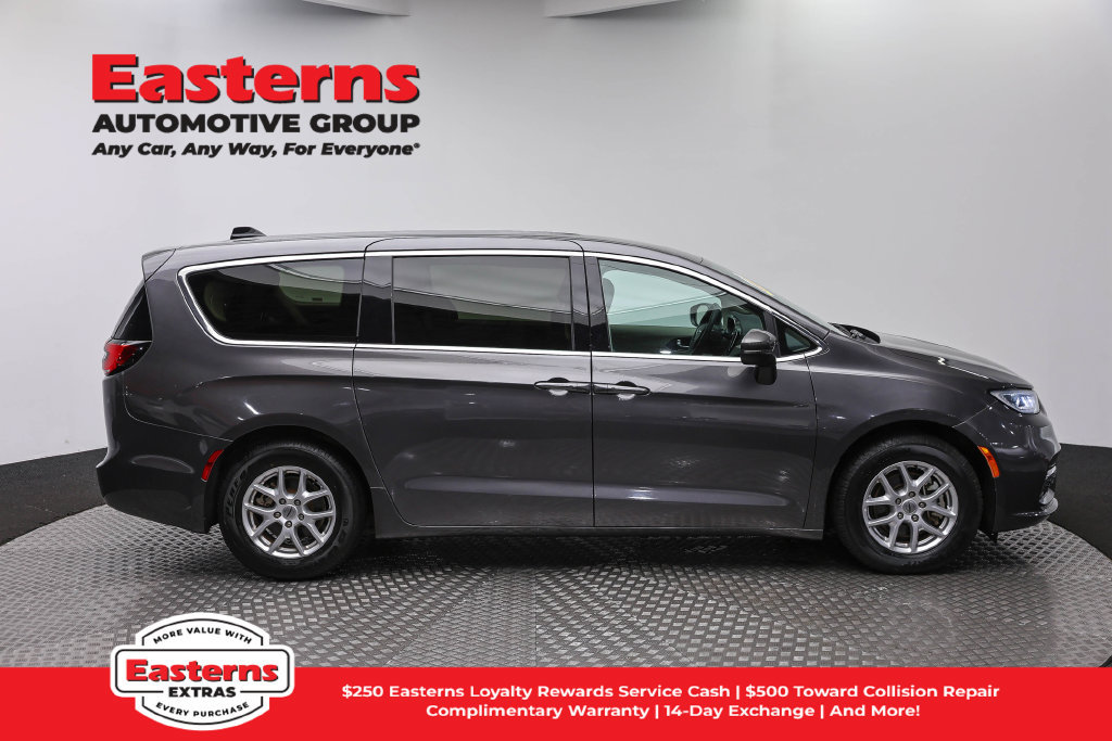 Used 2023 Chrysler Pacifica Touring-L FWD image 5