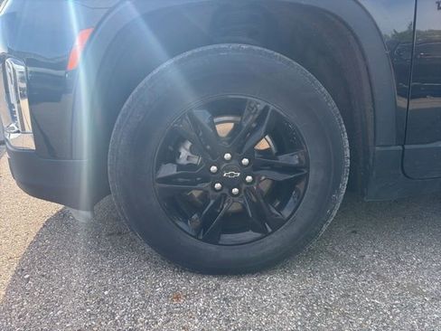 Used 2023 Chevrolet Traverse LT image 3