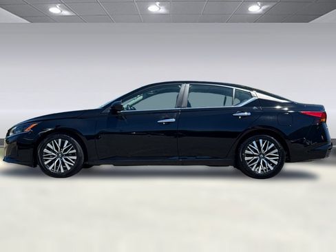 Used 2025 Nissan Altima 2.5 SV FWD image 2