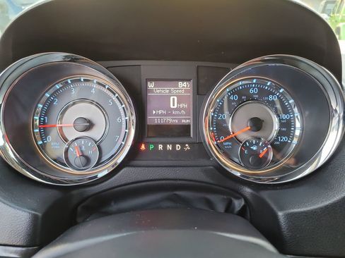 Used 2015 Chrysler Town & Country Touring image 29