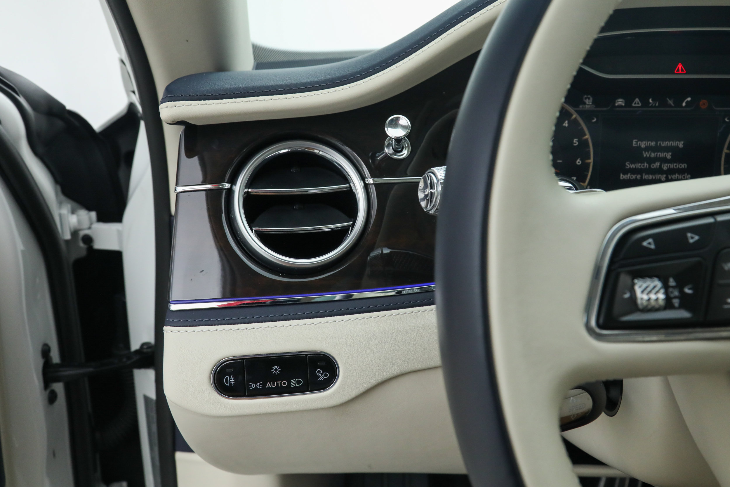 Used 2022 Bentley Flying Spur Plug-In Hybrid AWD/4WD image 29