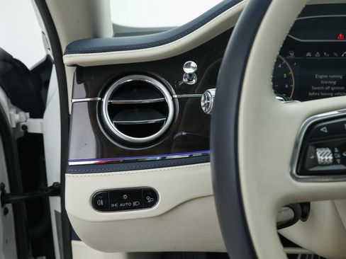 Used 2022 Bentley Flying Spur Plug-In Hybrid AWD/4WD image 29
