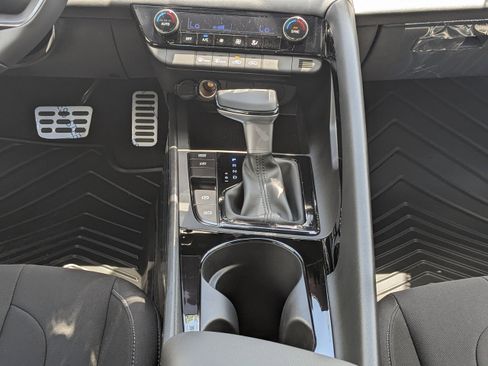 New 2025 Hyundai Elantra SEL image 18