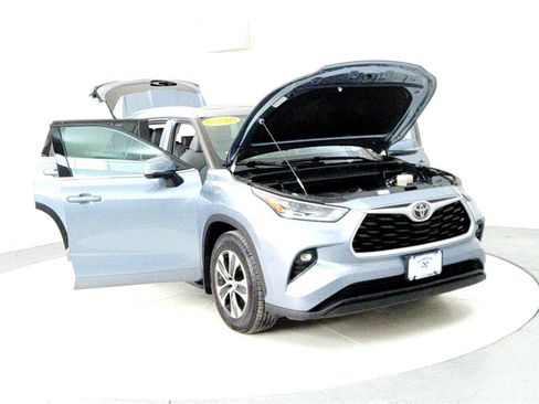 Certified 2021 Toyota Highlander XLE image 9