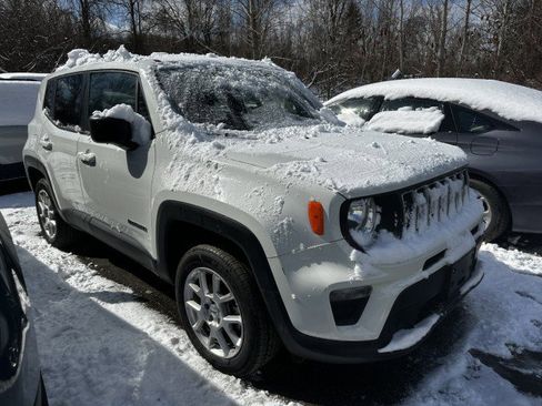 Used 2023 Jeep Renegade Latitude image 3