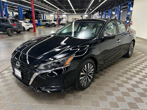 Used 2025 Nissan Altima 2.5 SV FWD image 3