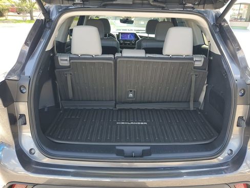 Used 2024 Toyota Highlander XLE FWD image 31