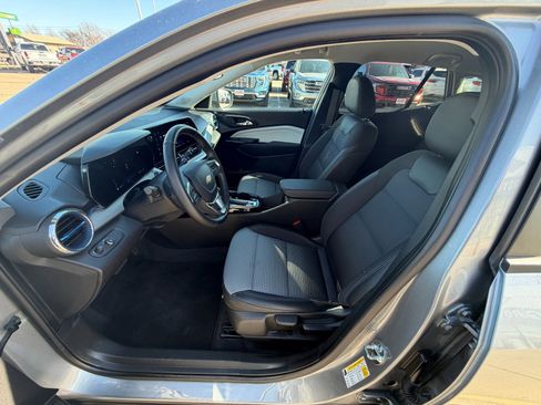 Certified 2025 Chevrolet Trax LT w/ LT Convenience Package image 6