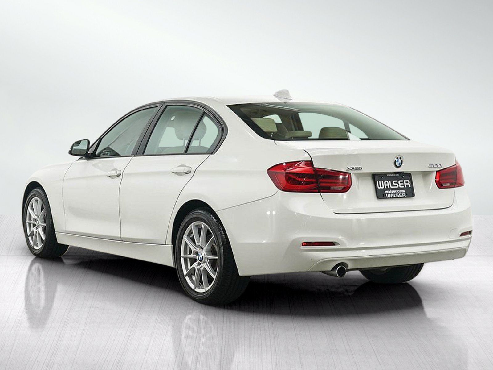 Used 2018 BMW 320i xDrive Sedan AWD/4WD image 3