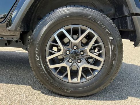Used 2025 Jeep Wrangler Unlimited Sahara AWD/4WD image 16