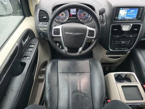 Used 2012 Chrysler Town & Country Touring-L w/ Entertainment Group #2 FWD image 4