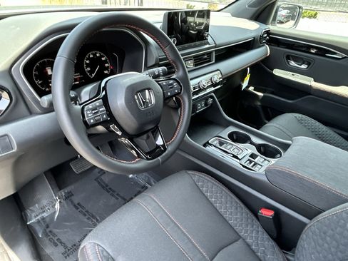 Used 2025 Honda Pilot Sport image 13