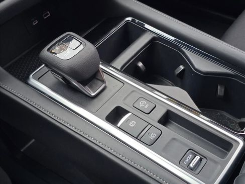 Used 2025 Nissan Pathfinder SV image 18