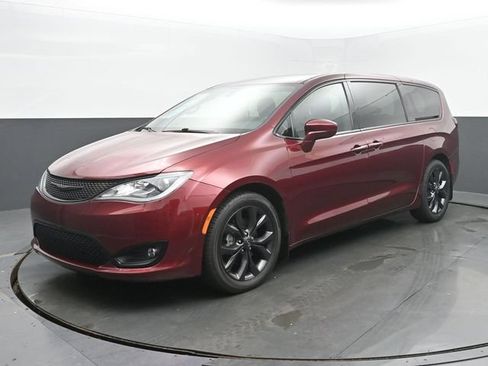 Used 2020 Chrysler Pacifica Touring w/ S Appearance Package FWD image 1