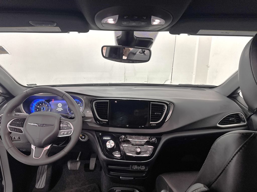 Used 2025 Chrysler Pacifica Select FWD image 2