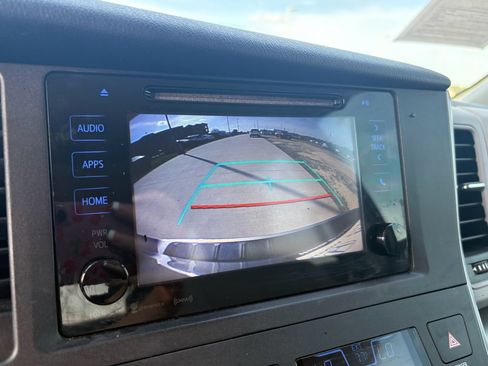 Used 2017 Toyota Sienna LE image 17