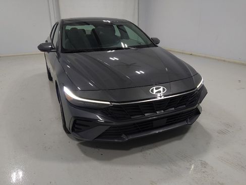 Used 2025 Hyundai Elantra SEL FWD image 14