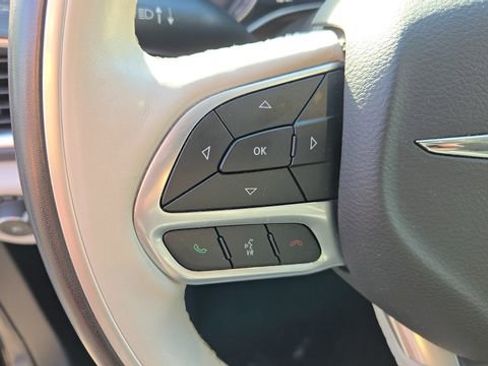 Certified 2021 Chrysler Pacifica Limited image 12